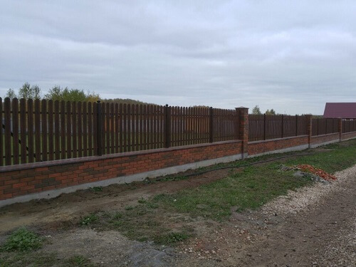Монтаж забора из металлоштакетника в Бресте