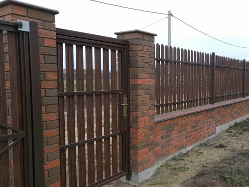 Установка забора из металлоштакетника в Бресте